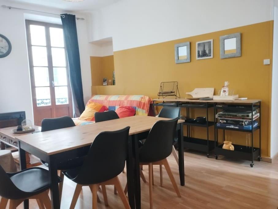 Appartement En Plein Centre. 카르팡트라 외부 사진